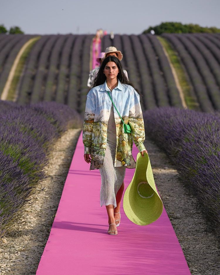 Este vestido lencero súper sexy (¿una opción para novias atrevidas?) y el maravilloso estampado de la sobrecamisa. Sí, y la maxi pamela 'tan Jacquemus' también...