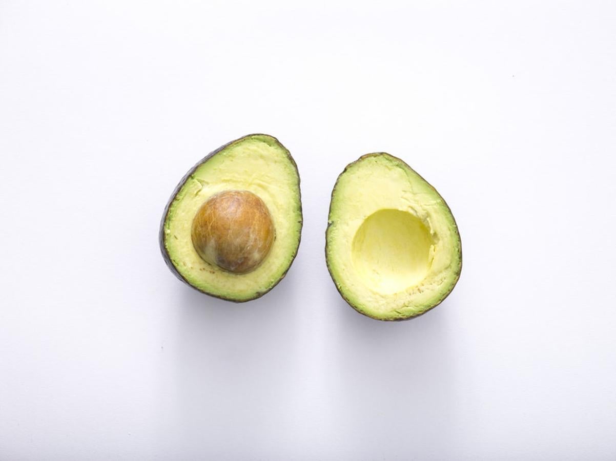 El aguacate, tan de moda últimamente, posee ácidos grasos como los omega 3, 6 y 9, por lo que reduce el colesterol malo y favorece al bueno. Además de grasa, fibra y proteínas, los aguacates son una excelente forma de obtener potasio.