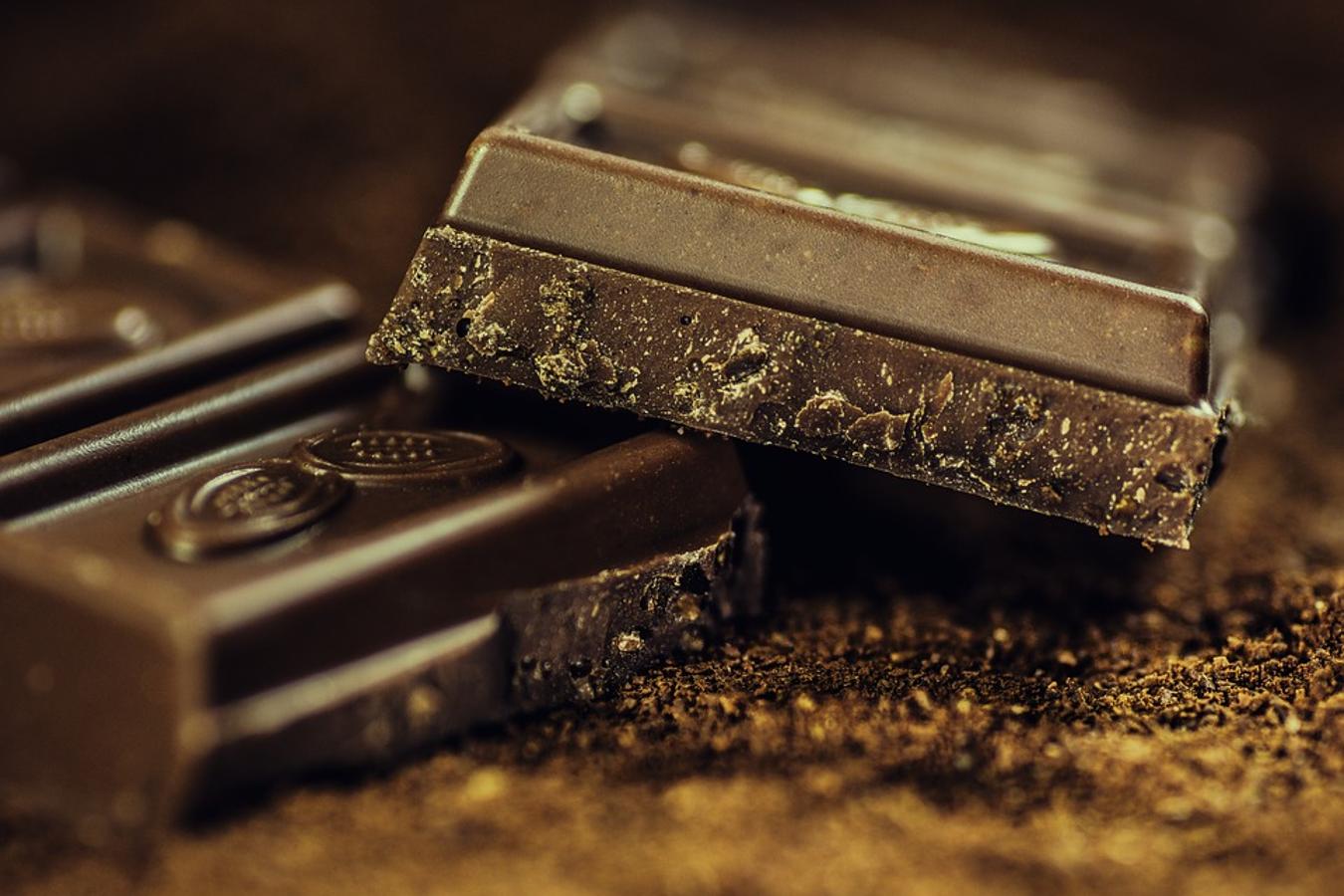 El cacao amargo contiene una selección de grasas saludables que proporcionana a tu cuerpo beneficios como una reducción del colesterol malo. Eso sí, e simportante indicar que para qeu esto sea así tiene que ser por lo menos de un 70% de cacao.