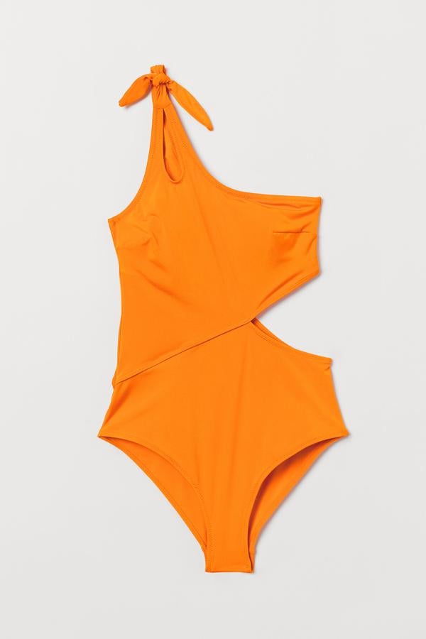 El naranja es el color de la temporada y este bañador no puede favorecer más con una piel bronceada, además de tener un corte y un diseño que nos ha enamorado. Costaba 29,99 y se ha quedado en 29,99 en las rebajas de H&M.