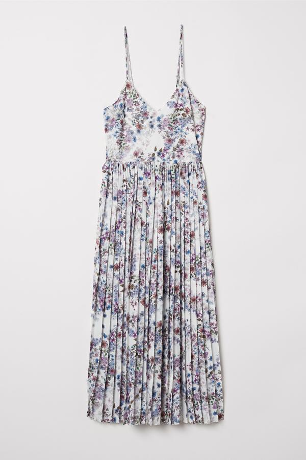 El vestido de verano por antonomasia, de tirantes y estampado de flores, más fresquito, imposible. Costaba 69,99 euros y ahora son 39,99 euros en las rebajas de H&M.