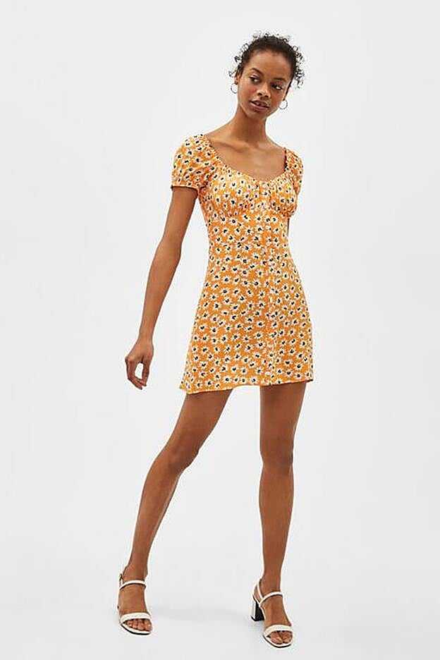 Vestido mini con estampado de flores de Bershka.