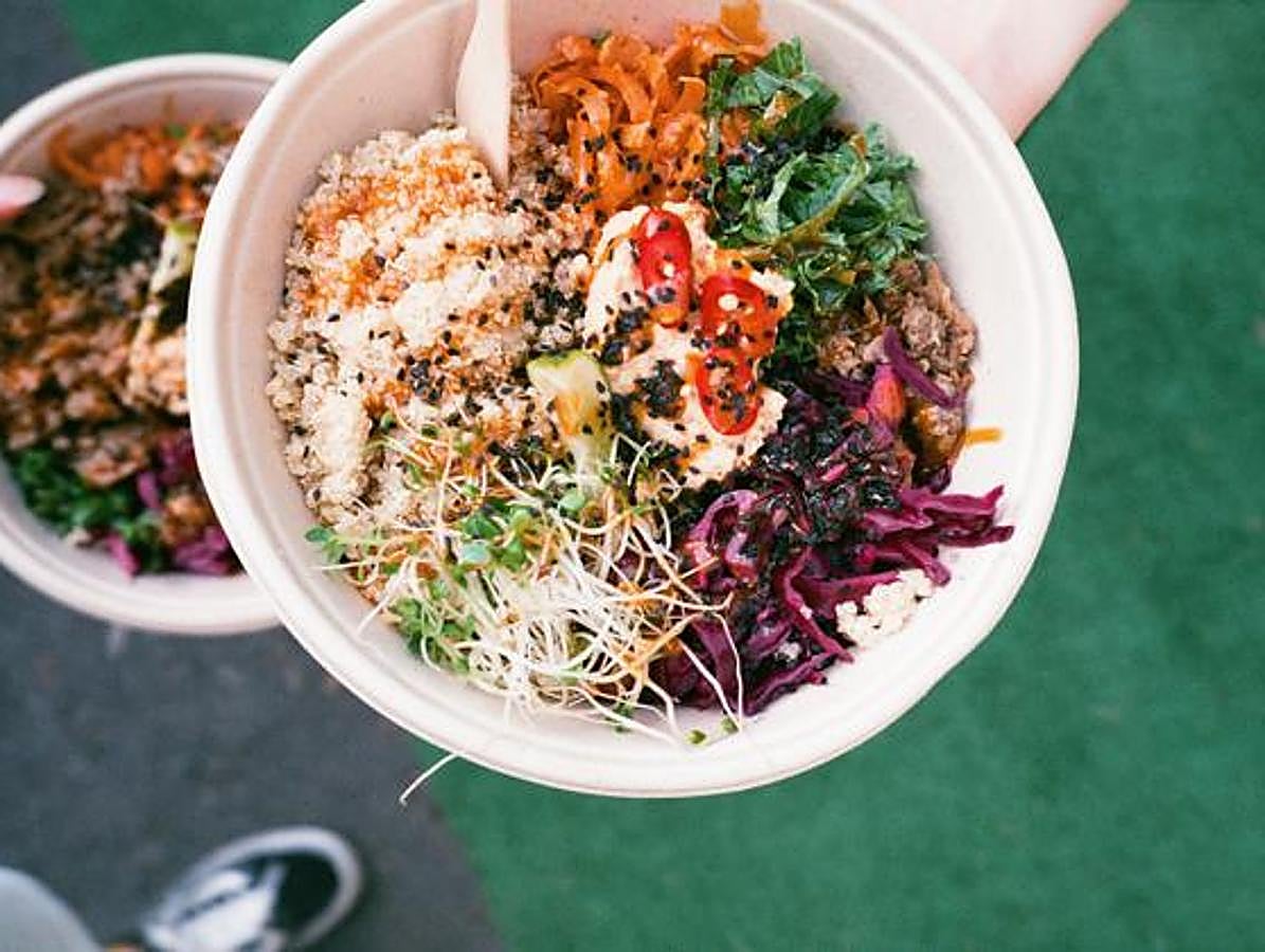 La  dieta DASH  se basa principalmente en reducir el consumo de sal, aumentar la ingesta de alimentos como las frutas, las verduras, los cereales integrales o las legumbres y reducir el consumo de carnes rojas, dulces o bebidas que contengan demasiados azúcares.