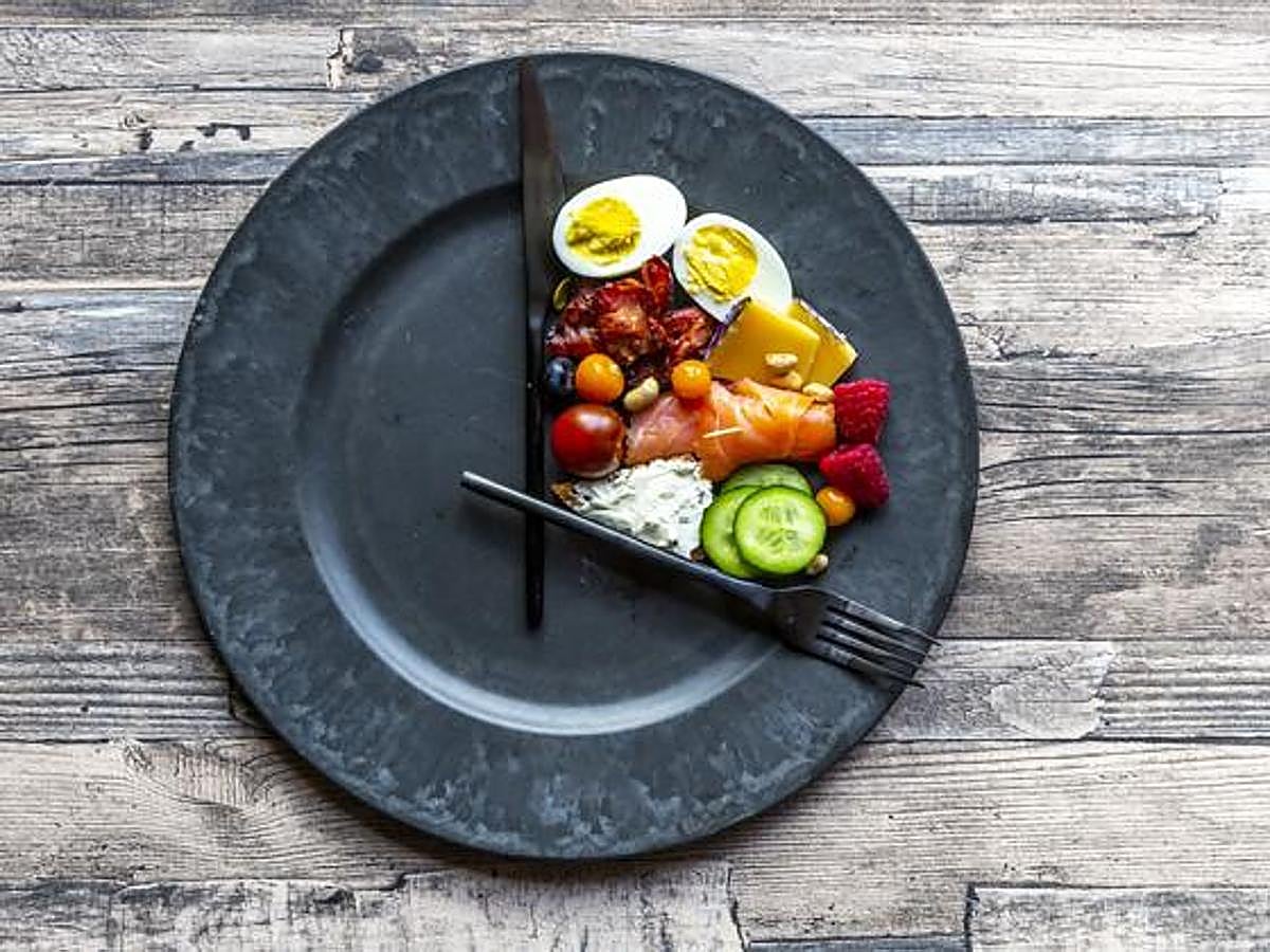 El  fasting o ayuno intermitente  consiste en una estrategia nutricional que busca restringir el número de calorías haciendo ayuno durante unas 12-16 horas seguidas y concentrar el consumo de alimentos en las 8 horas siguientes, repartido en 2 o 3 comidas. Se trata del llamado Método LeanGains o dieta 16/8.