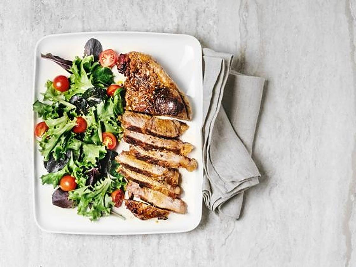 Este estilo de alimentación se basa en los productos como las frutas, verduras, carnes, pescados, huevos, flores y semillas, todas ellas en el estado más natural posible: cultivación ecológica, libre de conservantes y alteraciones, etc. Los alimentos prohibidos son entonces los lácteos, los alimentos procesados, azúcares, legumbres, alcohol, salsas...La  dieta paleo  está basada en consumir los alimentos disponibles en la época de las cavernas (carne, pescado, frutas y verduras) y supone una ingesta alta de proteínas y baja en carbohidratos.