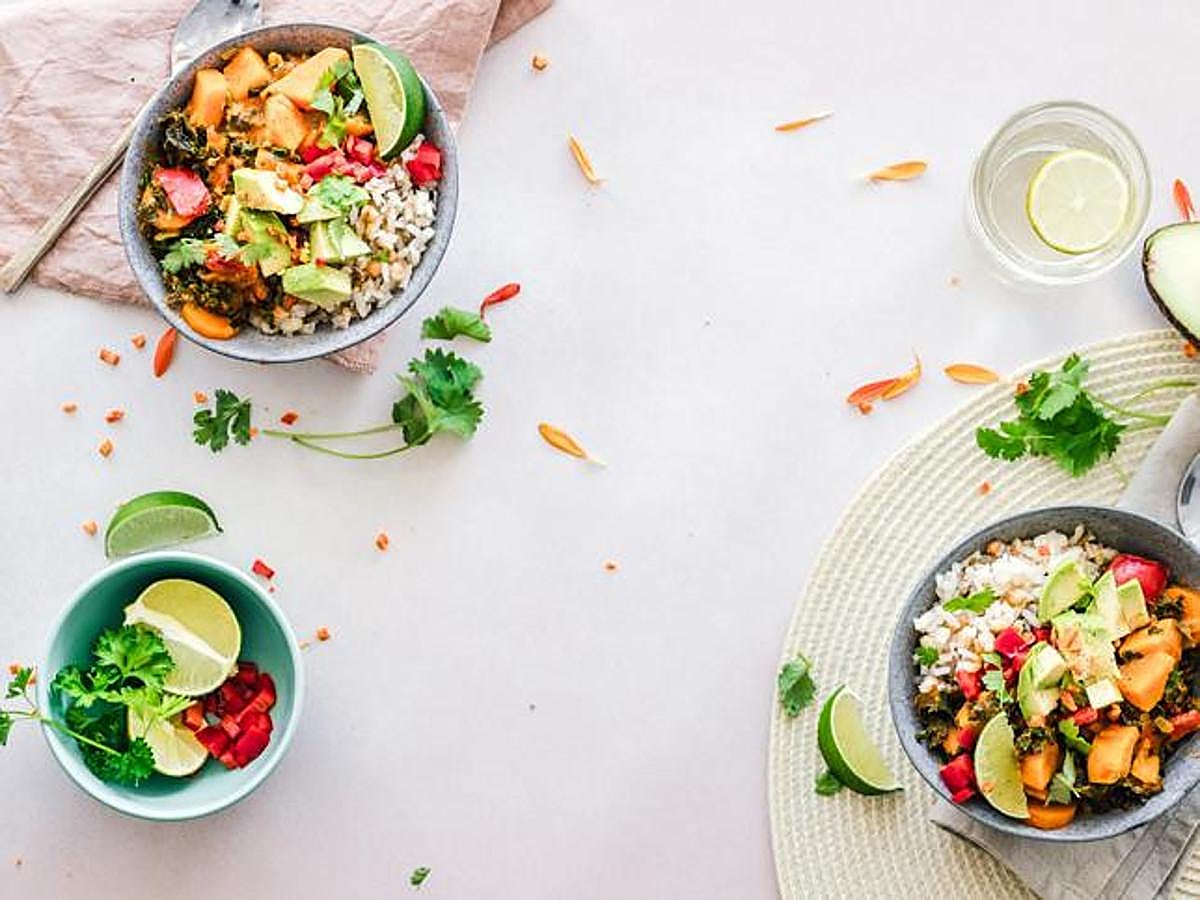 Esta dieta proclamar la guerra a los alimentos que contengan  lectina . Este régimen alimenticio creado por el cardiólogo Steven Gundry, asegura que las lectinas promuevan el almacenamiento de peso y por ello es necesario para dejar de consumirlas. Si quieres poner a prueba este método, deberás despedirte de cualquier tipo de grano, de las legumbres (sí, adiós hummus de garbanzos), semillas, plantas solanáceas (berenjenas, tomates, pimientos, patatas...) y productos derivados de la leche.La clave sería comer frutas y verduras de temporada, dar prioridad a los vegetales de hoja verde, al pescado, el brócoli, la coliflor o la remolacha. ¿Y los alimentos que contengan lectinas? Debes pelarlos, quitar sus semillas y cocinarlos a altas temperaturas para eliminaar el compuesto.