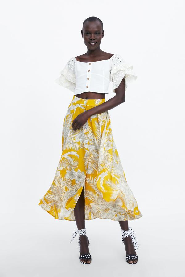 Con estampado de hojas triopicales en beige sobre fondo amarillo y abrochada con botones delanteros (39,95 euros y ahora está rebajada a 15,99).