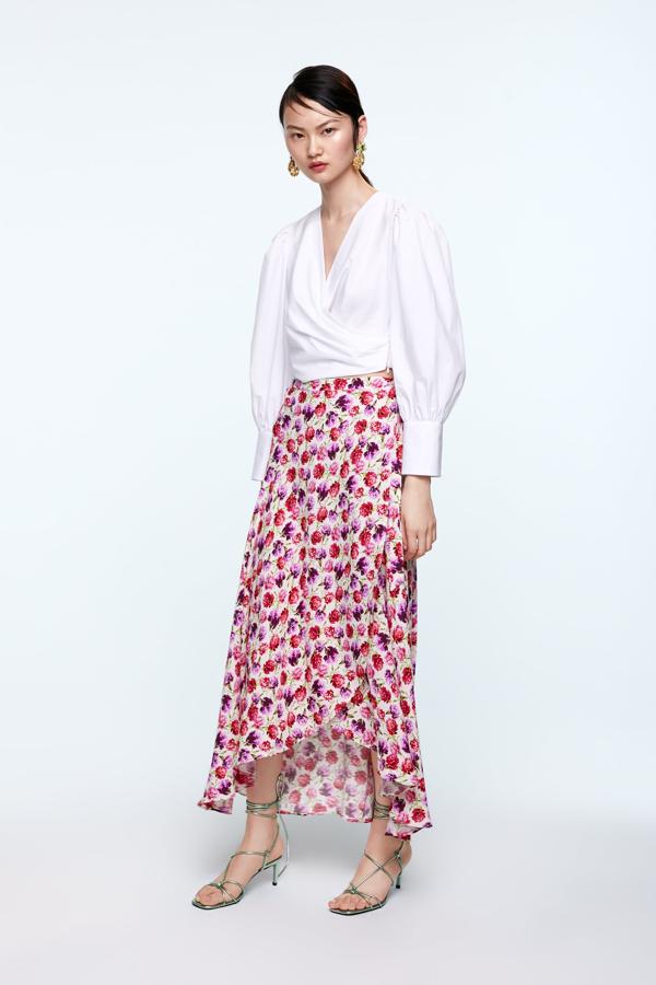 Esta falda pareo con flores en tonos rojos, lila y rosa ya la llevó su hija, Alba Díaz. Quién sabe si se prestarán la ropa (de 39,95 euros antes, ahora está a 25,99 en las rebajas).