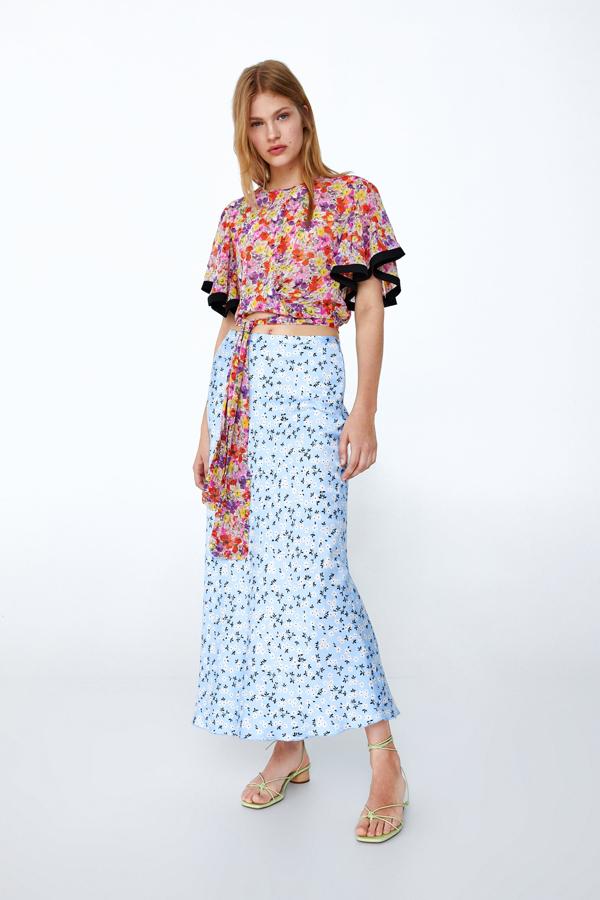 Esta es quizá la más parecida a la que lleva Vicky Martín Berrocal, con un estampado de flores ideal pero con fondo azul en vez de amarillo (39,95 euros antes de las rebajas).