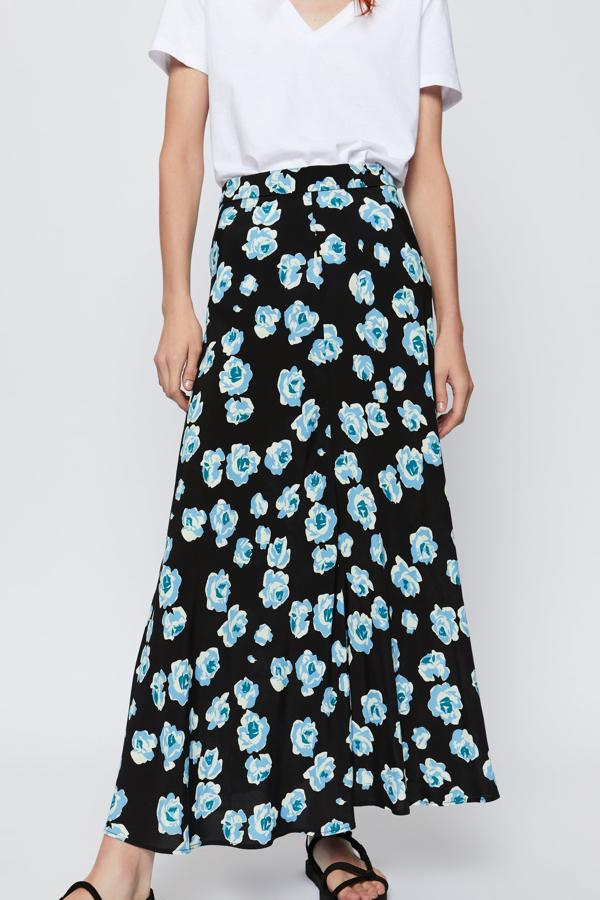 Las flores azules destacan sobre el fondo negro en esta falda con el vuelo perfecto para estilizar la figura (39,95 euros antes; con las rebajas se ha quedado en 25,99).