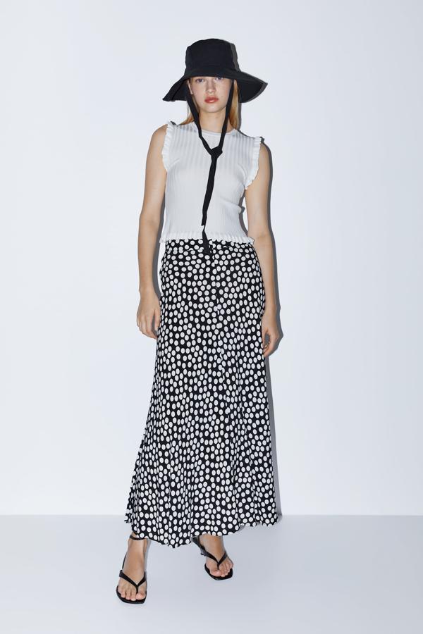 De lunares en blanco y negro, muy andaluza, perfecat para Vicky. Costaba 39,95 euros antes de las rebajas y ahora, 25,99.