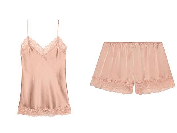 El look lencero que lleva María Fernández-Rubíes está disponible en varios colores.