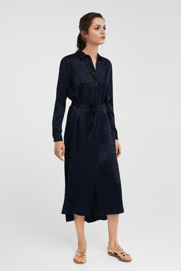 Elegante sin muchos adornos, el camisero más clásico pero en un tejido ligero y con un brillo que te permitirá llevarlo también de noche. Costaba 39,99 euros y se ha quedado a menos de la mitad, 14,99 euros en las rebajas de Springfield.