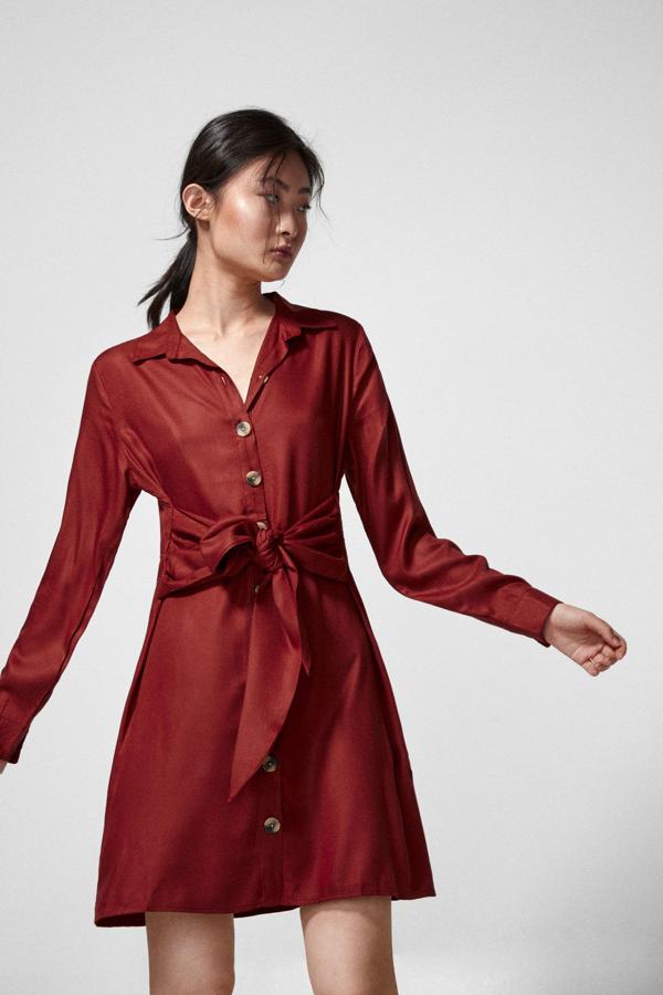 El clásico camisero pero versionado, en color ocre y con un lazo en la cintura que lo puedes atar de diferentes maneras para tener un vestido distinto cada vez que te lo pongas. Costaba 29,99 y se ha quedado en 14,99 euros en las rebajas de Springfield.