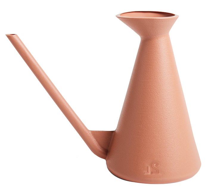 Desde Copenhague nos llega esta regadera a modo de jarra hecha en plástico, que imita el acabado terracota.