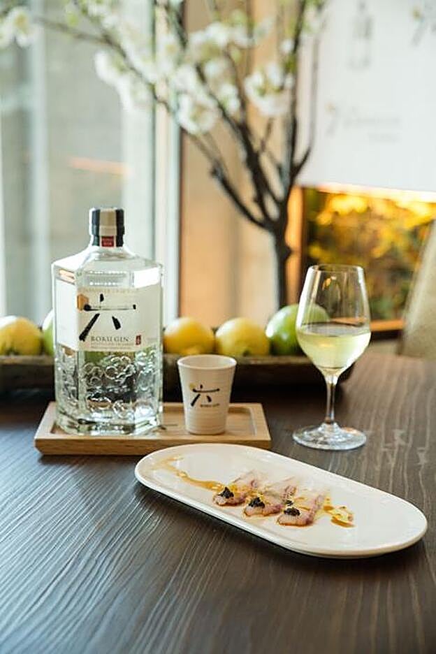 Usuzukuri de pescado blanco de lonja, paté de trufa blanca y piel de YUZU.