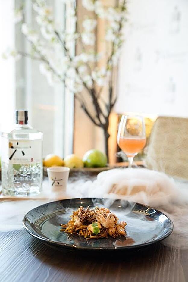 Yaki-soba-fideuá express con langostino tigre e infusión de HOJA DE SAKURA.