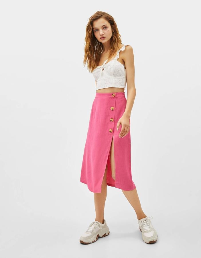 Esta falda midi en lino fucsia con detalle de botones pasa de 19.99 a 12.99 euros en las rebajas de Bershka.
