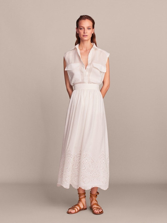 Estamos completamente enamoradas de esta falda midi blanca con detalle de bordado inglés en el bajo de las rebajas de Massimo Dutti. Pasa de 79 a 39.90 euros.