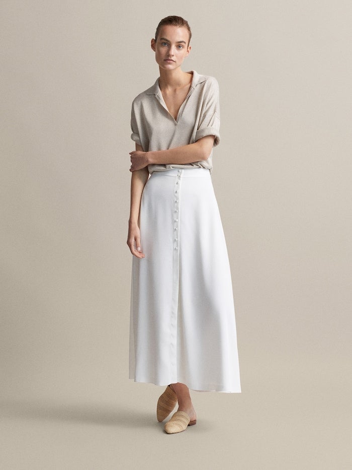 Esta falda midi blanca abotonada de Massimo Dutti está rebajada de 79 a 39.90 euros