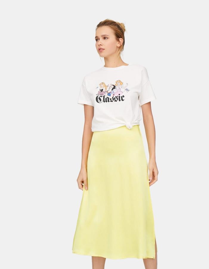Esta falda midi en satén amarillo de Stradivarius está rebajada de 17.99 a 12.99 euros.
