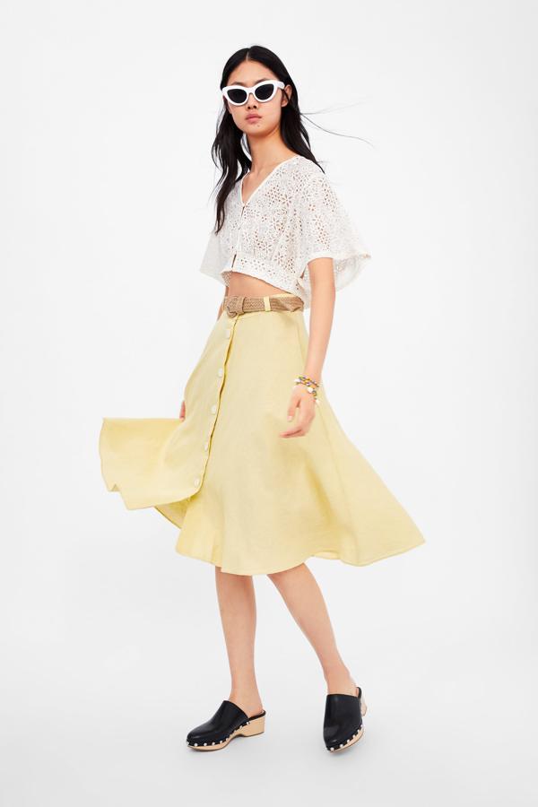 Esta falda de lino amarillo vainilla con cinturón incorporado está rebajada de 39.95 a 15.99 euros.