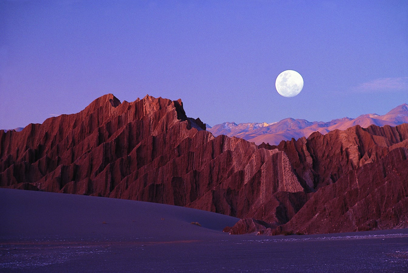 En su luna de miel, María Pombo y Pablo Castellano podrán ver amanecer desde el Valle de la Luna, observar el inmenso cielo estrellado del desierto de la mano de un experto astrónomo o sumergirse en las piscinas privadas naturales de las termas de Atacama.