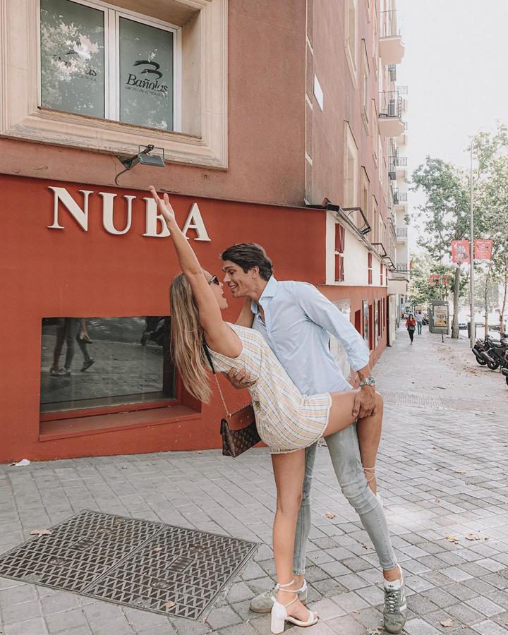 Después de su mediática boda y las sorpresas de sus dos vestidos de novia, María Pombo ha contado a través de Instagram uno de sus secretos mejor guardados: su luna de miel. La influencer y Pablo Castellano han elegido Chile como destino, y hay una bonita historia detrás de su viaje de novios... "'Te recojo en la esquina de Nuba', así empezó nuestra primera cita (los nervios eran mayores a los que sentí el día de la boda). Cada vez que pasamos por aquí, recordamos ese dia. ¿Quién nos iba a decir que casi 4 años después, nuestro viaje de recién casados nos lo iba a organizar la agencia de viajes de nuestra esquina? Porque es nuestra esquina...", ha compartido María Pombo en su cuenta.