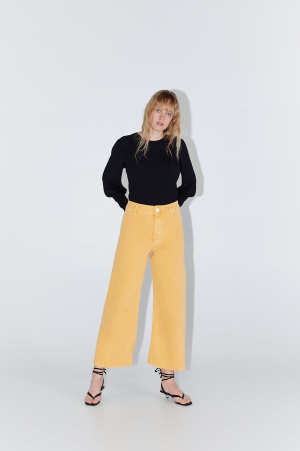 Adoramos estos pantalones. Y las influencers, también. Desde Sara Carbonero (que  demostró lo bien que sientan ) hasta Sincerely Jules. Pero si los queremos, tendremos que pagar su precio normal: 29,95 euros.
