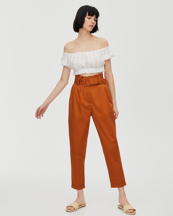 Un clásico que siempre queda bien, los paper bag con cinturón ancho. Visten tanto como para ir a la oficina como para una escapada de verano. Y quedan fantástcos con una sencilla camiseta blanca o un top calado como proponen aquí. En Pull&Bear, estaban a 19,99 y se han quedado en 12,99 euros.