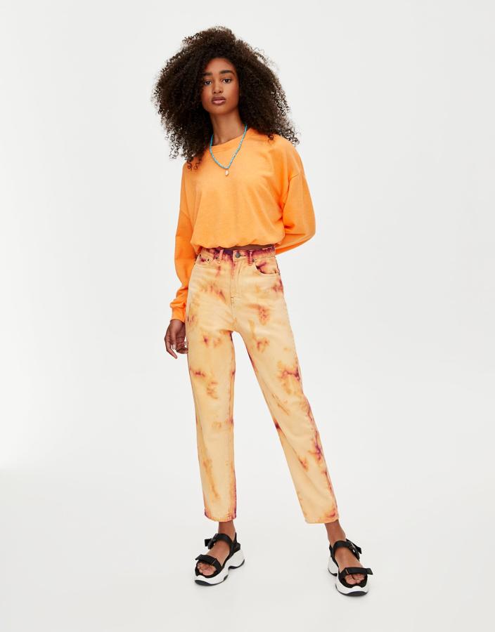 Tienen el estampado del verano, el tie-dye, así que aunque no seas de esas que sigue las tendencias al pie de la letra, puedes aprovechar las rebajas para ir a la moda. Estos, en tonos naranjas,  son de Pull&Bear  y se han quedado en 12,99 (costaban 25,99 euros).