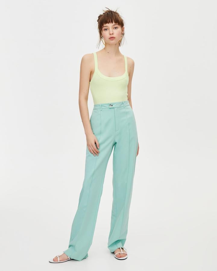 Este verde menta ha sido uno de los colores que más ha triunfado en los trajes de chaqueta por los que hemos apostado esta primavera.  El pantalón es de Pull&Bear  y se ha quedado en 12,99 (costaba 19,99 euros).