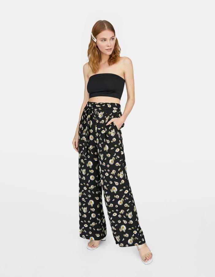 No nos equivocamos al afirmar que las margaritas son las flores del verano. Y estos pantalones son otro nivel de estilo, nos encantan. Stradivarius los firma y de 19,99 han pasado a costar 15,99.