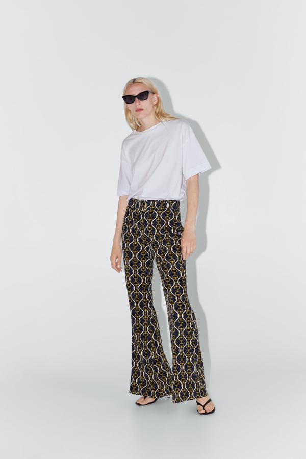 El estampado de pañuelo siempre pone un extra de clase en cualqueir look. Estos con dibujos de estribos son una maravilla de Zara que antes costaban 39,95 y se han quedado en 25,99 euros.