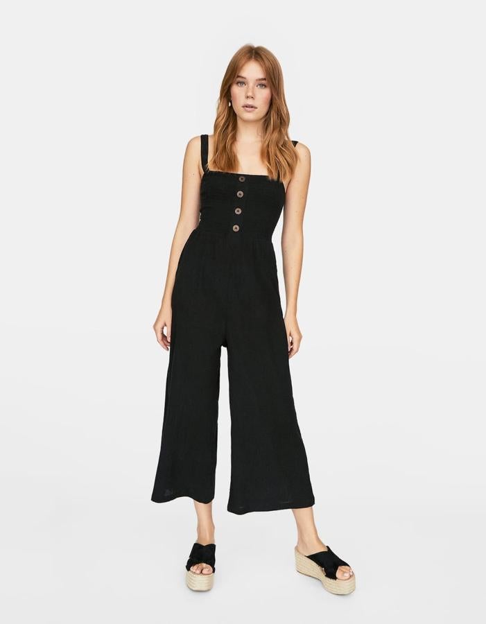 Este mono negro rebajado de 25,99 a 15,99 euros será un básico en tu armario. Fresquito y súper ponible, te solucionará cualquier look de diario. Además, está disponible en color teja.
