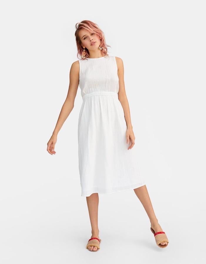 Otro básico que te solucionará cualquier look de diario.  El vestido blanco es un must en verano  y también está disponible en amarillo y la espalda es ideal. Cuesta 15,99 euros en vez de 29,99.
