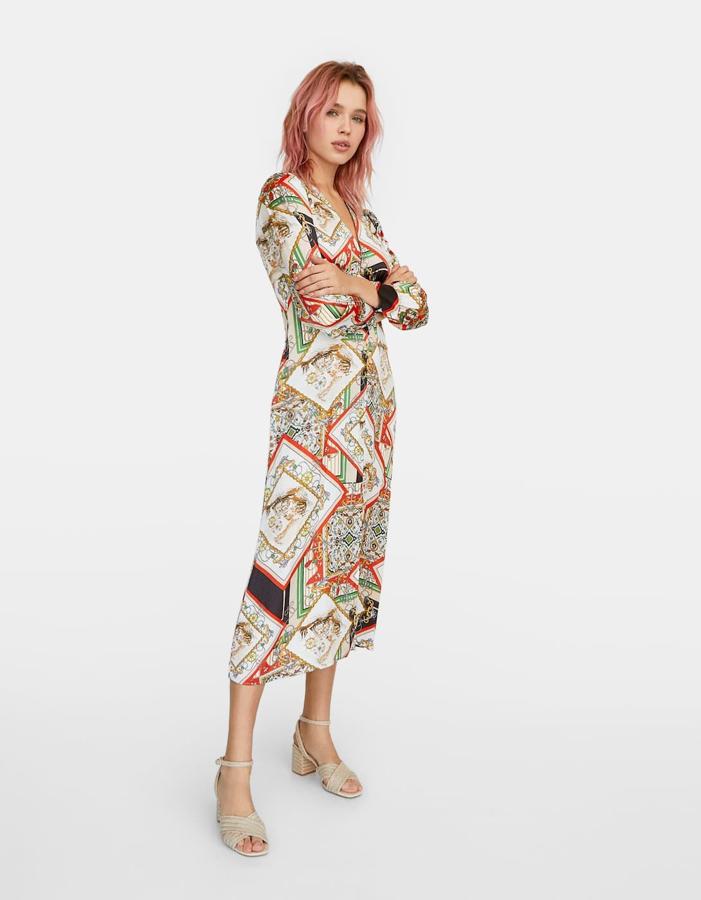 Otro de los estampados de la temporada es el de tipo pañuelo. Este vestido de estilo camisero está rebajado a mitad de precio: valía 29,99 euros y ahora 15,99.