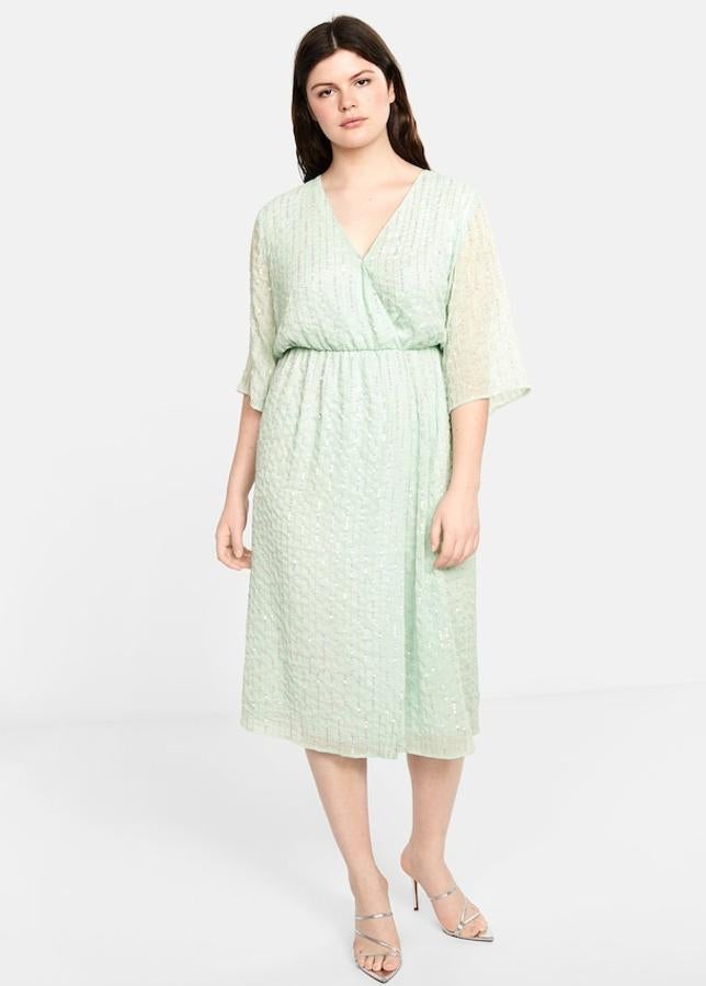 Vestido midi lentejuelas de la colección de fiesta (89,99 euros). La cintura es elástica y lleva un forro interior.