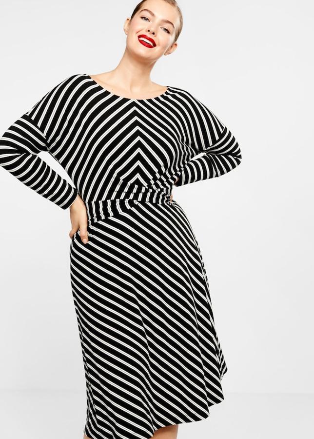 Vestido con estampado de rayas y adornado con un nudo en la cintura (29,99 euros). Está confeccionado en un tejido elástico.