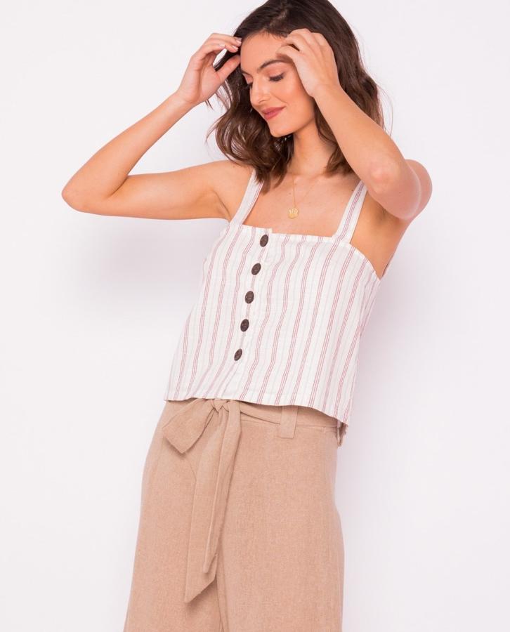 Crop top de tirantes hecho en Bali, con botones en la parte frontal (56 euros).