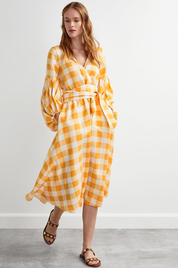 Soñamos con ver un look informal de Kate Middleton con este vestido de Pedro del Hierro, rebajadísimo de 189 a 56 euros.