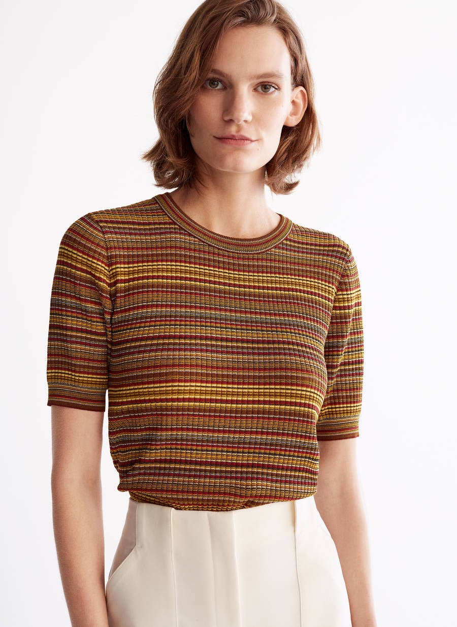 Jersey confeccionado en tejido fluido y con manga midi: 29,95 euros en Uterqüe.