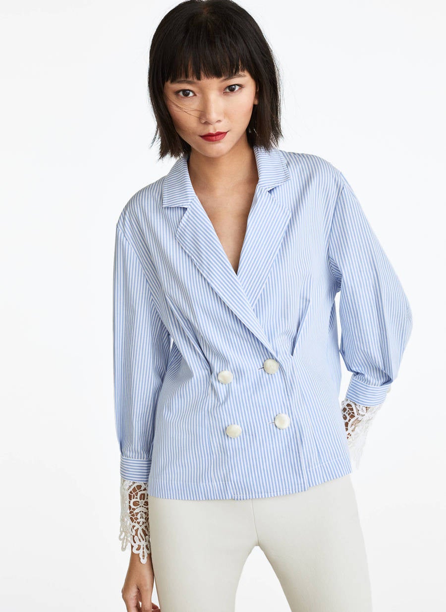 Camisa confeccionada en popelín, con botones blancos: 39,95 euros en Uterqüe.