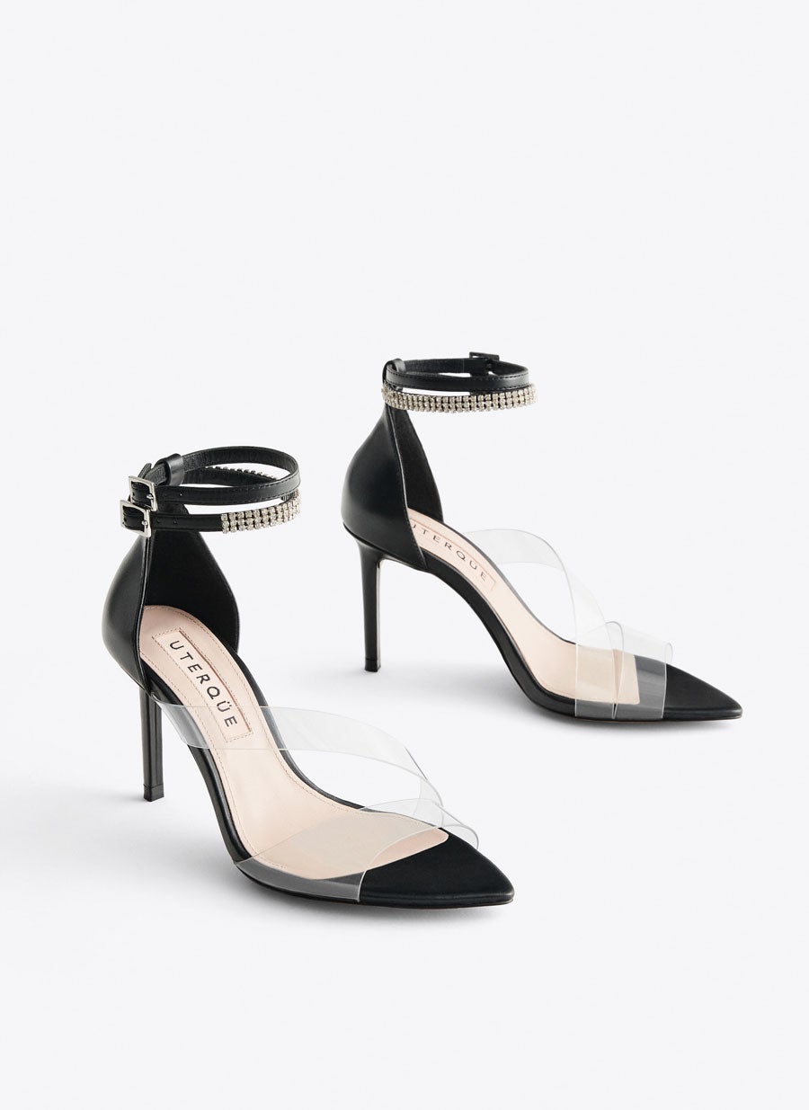 Sandalia de tacón elaborada en corte de piel de vacuno y vinilo: 49,95 euros en Uterqüe.