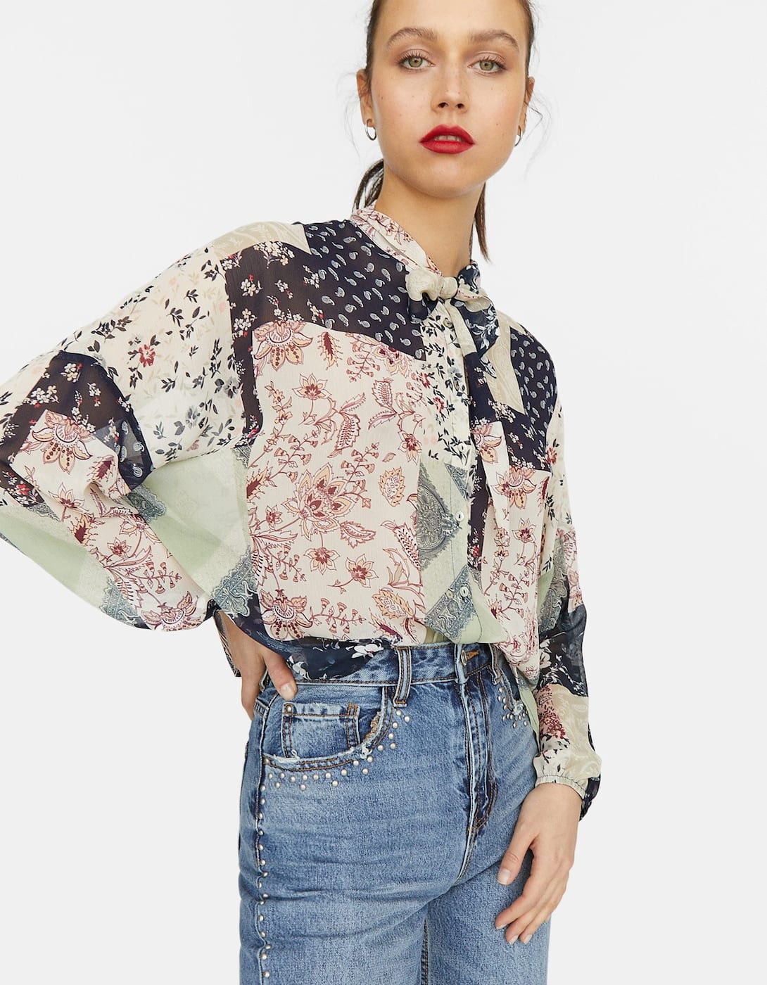 Blusa fluida con lazo y estampado patchwork: 7,99 euros en Stradivarius.