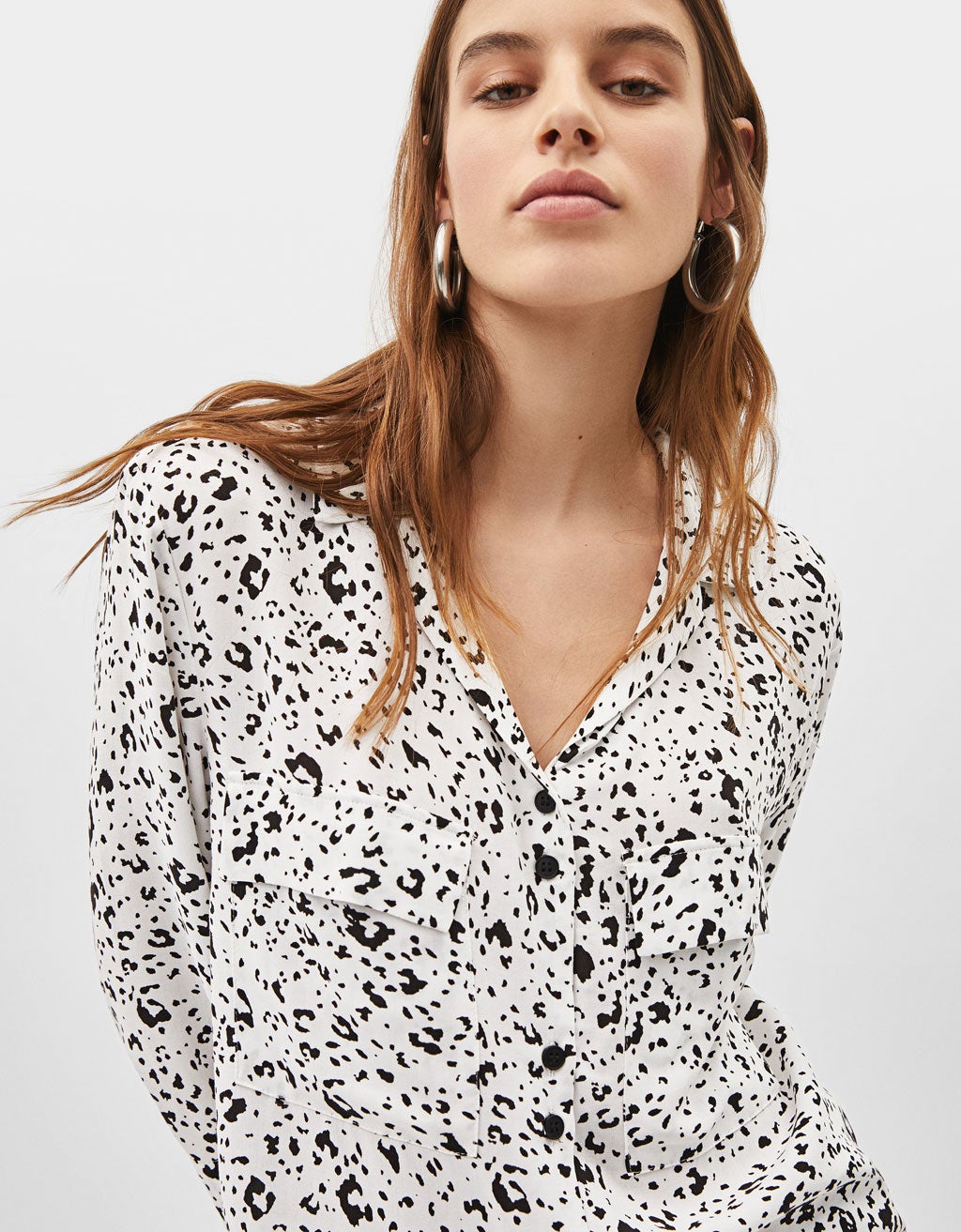Camisa jacquard con bolsillos y botones de Bershka: 9,99 euros. Disponibles más colores.