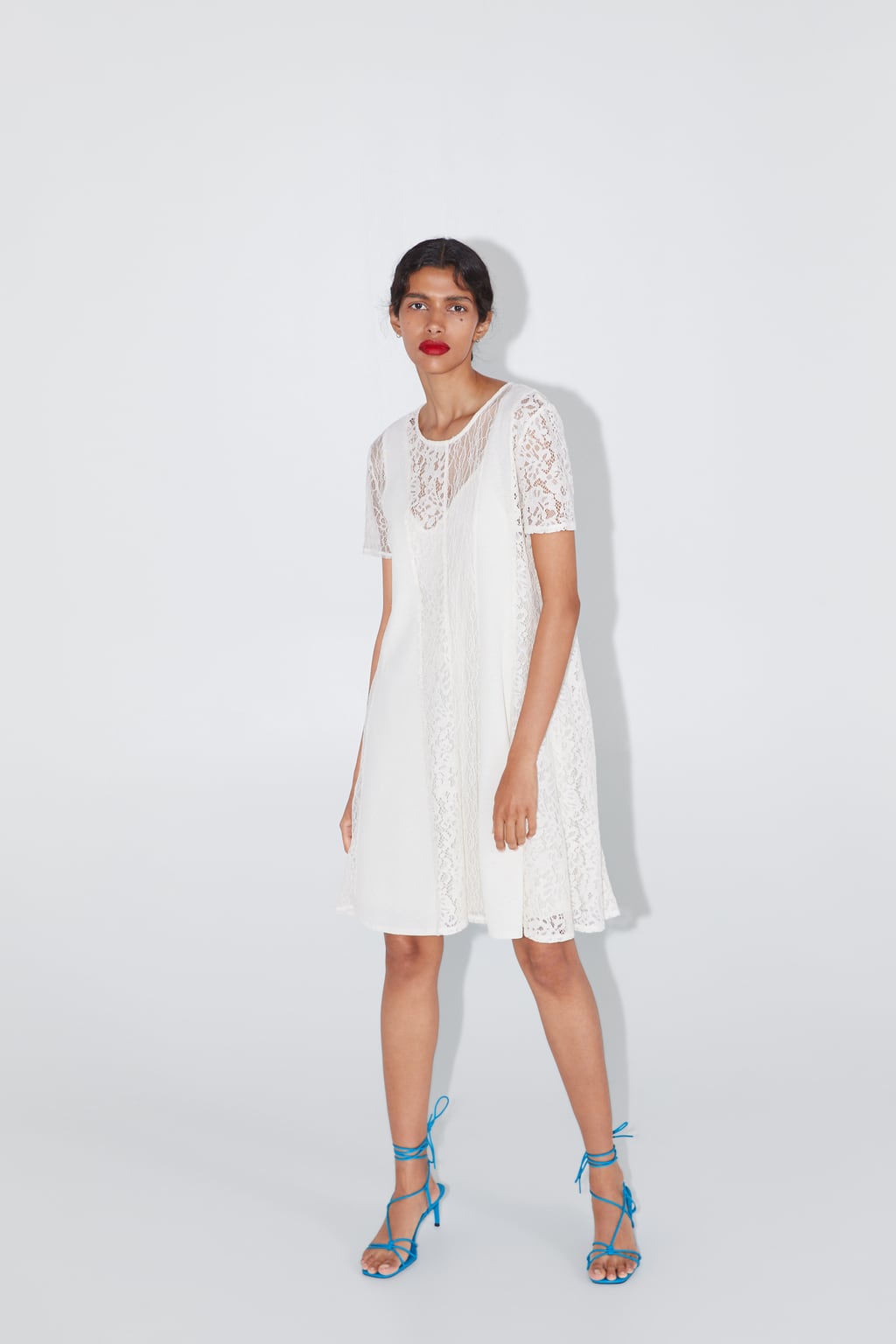 Vestido de escote redondo, manga corta y forro interior: 15,99 euros en Zara.