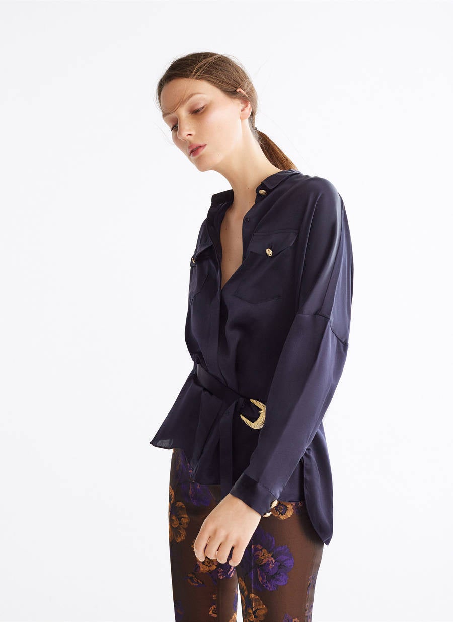 Blusón de seda en color azul noche hecha en delicada seda: 69,95 euros en Uterqüe.