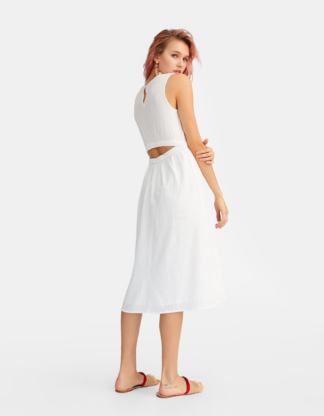 Vestido midi con aberturas en la espalda y sin mangas: 15,99 euros en Stradivarius.