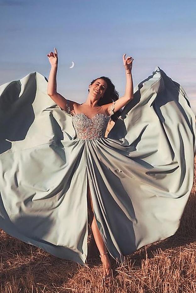 Paula Gonu fue una de las invitadas de la boda de Rocío Osorno y acudió con un vestido de Mireia Balaguer.